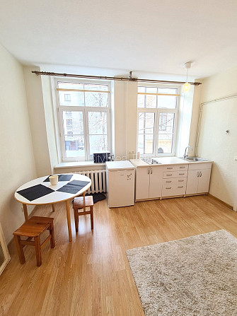 Fasādes māja, ieeja no ielas, logi vērsti uz ielas pusi, studio tipa, virtuve apvienota ar Rīga - foto 6