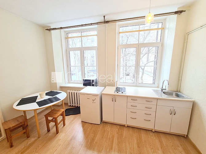 Fasādes māja, ieeja no ielas, logi vērsti uz ielas pusi, studio tipa, virtuve apvienota ar Rīga - foto 4