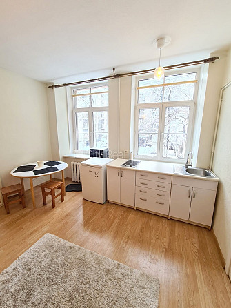 Fasādes māja, ieeja no ielas, logi vērsti uz ielas pusi, studio tipa, virtuve apvienota ar Rīga - foto 5