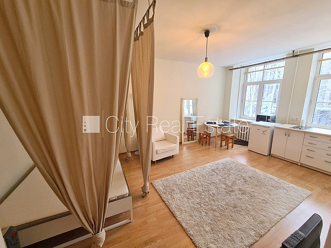Fasādes māja, ieeja no ielas, logi vērsti uz ielas pusi, studio tipa, virtuve apvienota ar Rīga - foto 13