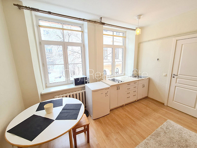 Fasādes māja, ieeja no ielas, logi vērsti uz ielas pusi, studio tipa, virtuve apvienota ar Rīga - foto 8