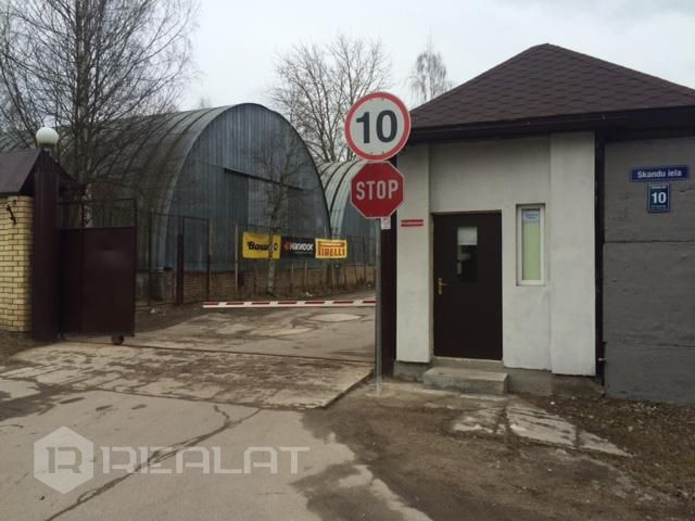 Fasādes māja, ieeja no ielas, maksas autostavvieta, logi vērsti mājas abās pusēs, mansards, Rīga - foto 20