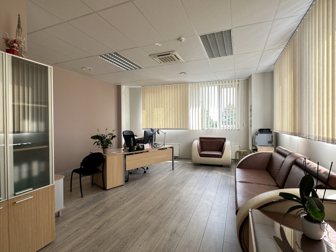 Iznomā biroja telpas 2.4. stāvā  mūsdienīgā biroja/tirdzniecības ēkā Dārzciemā. Rīga - foto 16