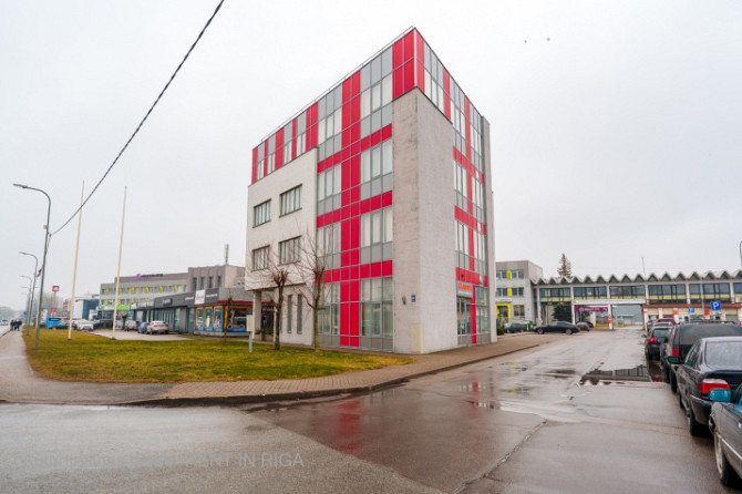 Iznomā biroja telpas 2.4. stāvā  mūsdienīgā biroja/tirdzniecības ēkā Dārzciemā. Rīga - foto 1