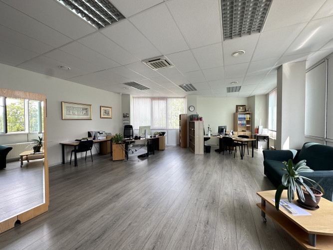 Iznomā biroja telpas 2.4. stāvā  mūsdienīgā biroja/tirdzniecības ēkā Dārzciemā. Rīga - foto 17