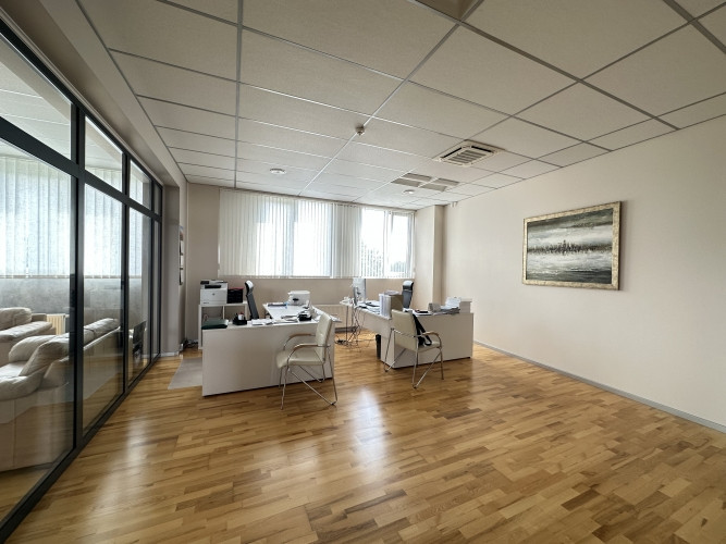 Iznomā biroja telpas 2.4. stāvā  mūsdienīgā biroja/tirdzniecības ēkā Dārzciemā. Rīga - foto 15