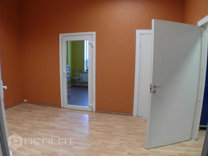 Pārdod plašas biroja telpas, pašā Rīgas centrā.  Ielas māja, ieeja no ielas, ir lifts, logi vērsti u Рига - изображение 13