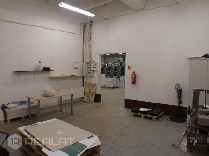 Pārdod plašas biroja telpas, pašā Rīgas centrā.  Ielas māja, ieeja no ielas, ir lifts, logi vērsti u Рига - изображение 17