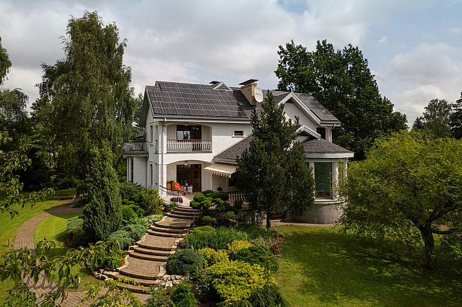 Pārdošanā grezna savrupmāja ar labiekārtotu 4524 m parku Bieriņos!

Piedāvājam iegādei Rīga - foto 2