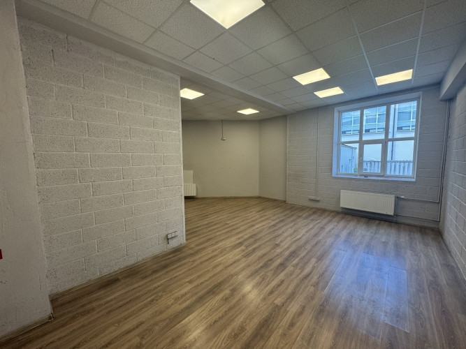 Склад в Агентскалнсе  1-й этаж  Высота потолков ~11 м  Подъёмные ворота 4,2 x 6 м Рига - изображение 12