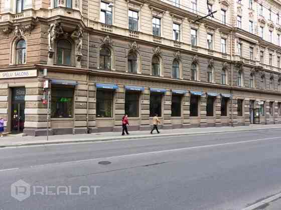 Nomā kvalitatīvas biroja telpas Rīgas centrā. Birojs atrodas 5. stāvā, iekšpagalma mājā, birojā iesp Рига