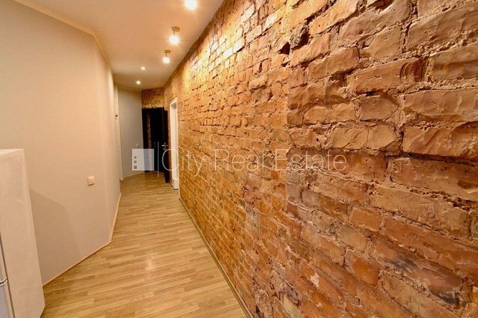Fasādes māja, renovēta māja, labiekārtots apzaļumots pagalms, slēgts pagalms, ieeja no ielas Rīga - foto 9