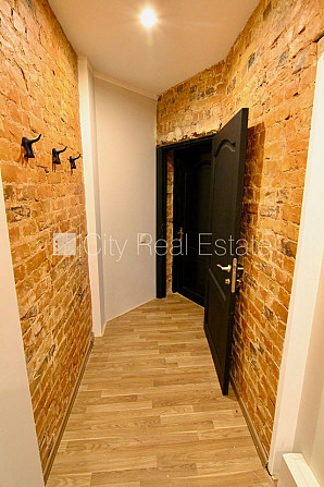 Fasādes māja, renovēta māja, labiekārtots apzaļumots pagalms, slēgts pagalms, ieeja no ielas Rīga - foto 6
