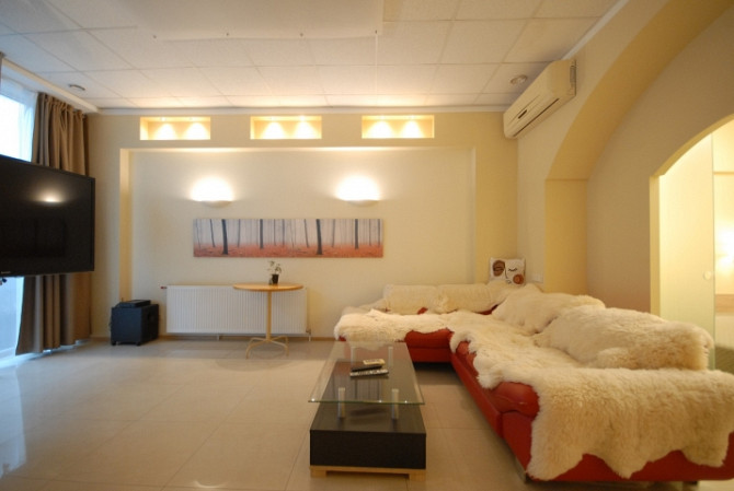 No 1.septembra ilgtermiņā izīrē mūsdienīgi aprīkotu, ekskluzīvu 3 istabu dzīvokli jaunajā Rīga - foto 3