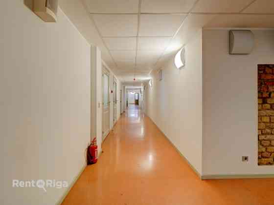 Telpas puspagraba stāvā un Baznīcas un Lāčplēša ielu stūra.  Telpu kods 1264 - ārstniecības vai vese Рига