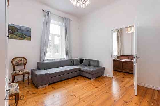 Pārdod omulīgu, mēbelētu četristabu dzīvokli tuvajā centrā, pagalma mājā, kas uzbūvēta 1908.gadā. Lo Rīga