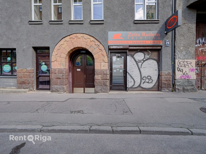 Mazas tirdzniecības vai ielas biroja telpas.  Īpašums sastāv no vienas šauras, garas telpas plus maz Рига - изображение 10