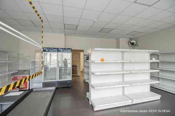 Коммерческое помещение под продуктовый магазин с большими витринами.  Удобное Рига