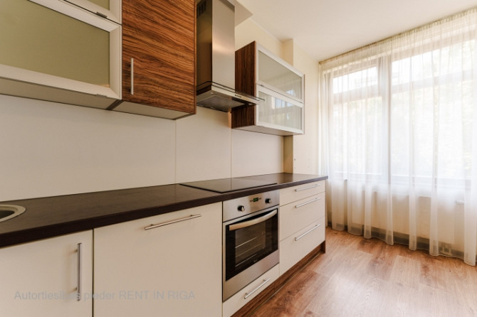 2 istabu dzīvoklis jaunajā projektā Mierā ielā 61.  Plānojums - dzīvojamā istaba kopā ar Rīga - foto 9