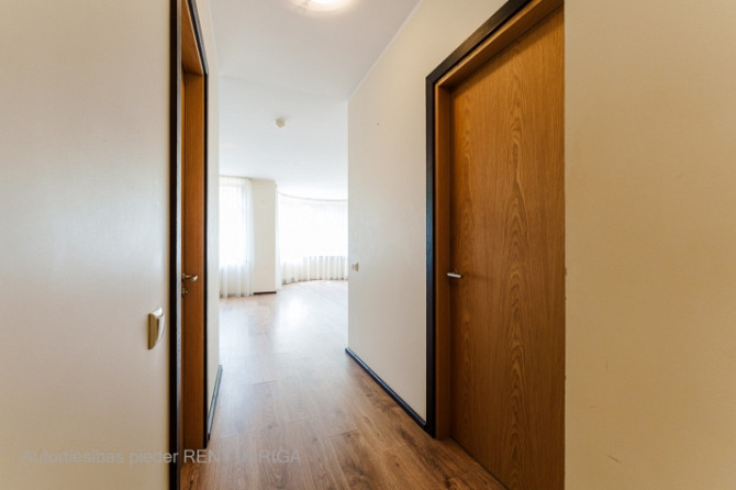 2 istabu dzīvoklis jaunajā projektā Mierā ielā 61.  Plānojums - dzīvojamā istaba kopā ar Rīga - foto 5