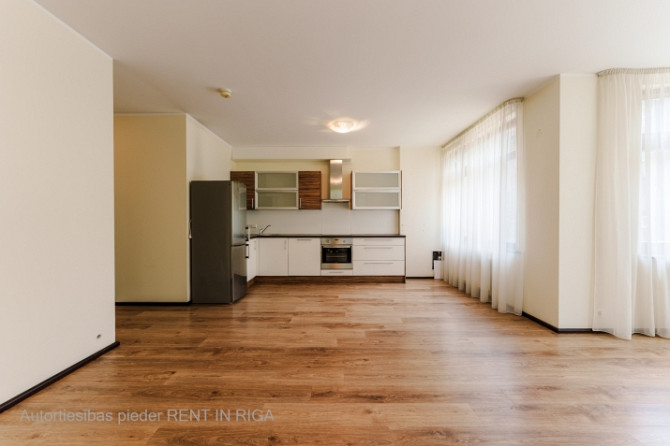 2 istabu dzīvoklis jaunajā projektā Mierā ielā 61.  Plānojums - dzīvojamā istaba kopā ar Rīga - foto 4