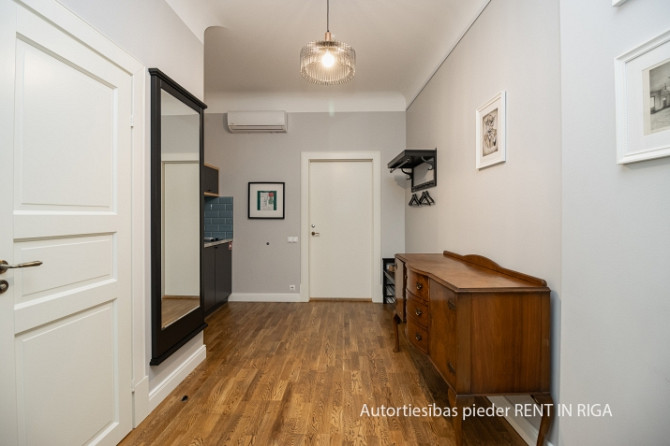 Tiek izīrēti gaumīgi iekārtoti apartamenti Vecrīgā. Piedāvājums ir spēkā laikā periodā Rīga - foto 4