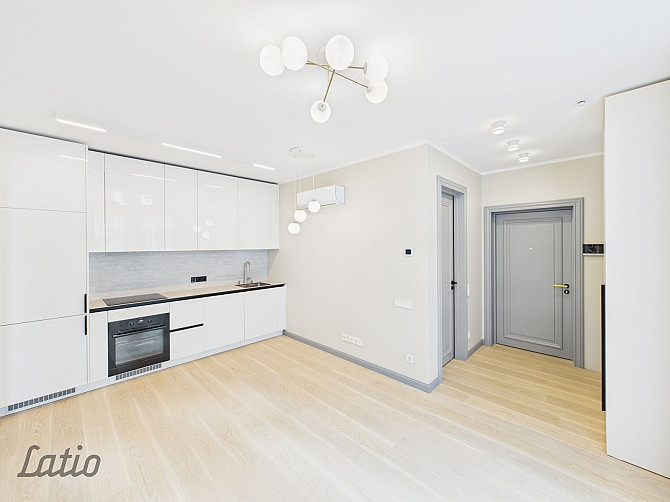 Ilgtermiņa īrei tiek piedāvāts aprīkots studio tipa dzīvoklis Rīgas centrā, Krišjāņa Rīga - foto 1