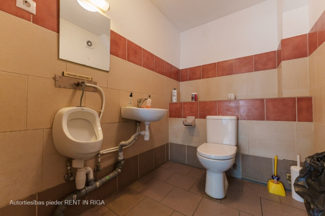 Sausa noliktava ar rampu.  Iznomā vienu plašu noliktavas telpu.  Telpās nesen ievilkta jauna Rīga - foto 9