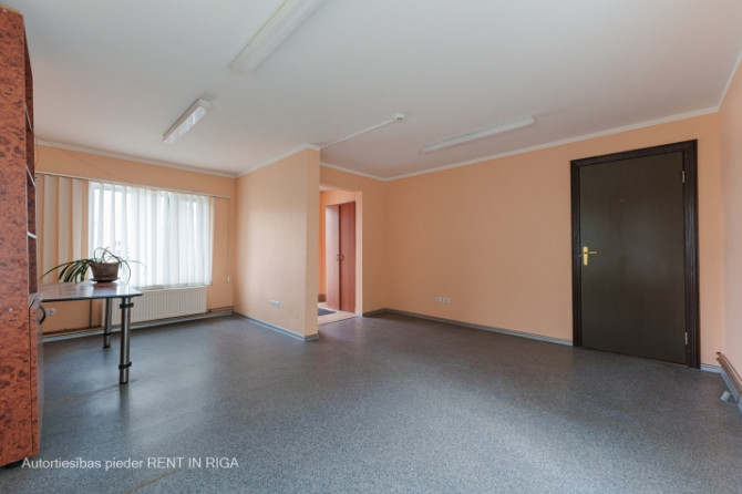 Sausa noliktava ar rampu.  Iznomā vienu plašu noliktavas telpu.  Telpās nesen ievilkta jauna Rīga - foto 8