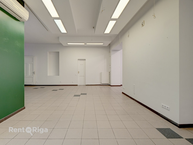 Gaišas telpas divos stāvos ar lieliem skatlogiem.  Iepriekš telpās atradās frizētava. Ir Rīga - foto 14