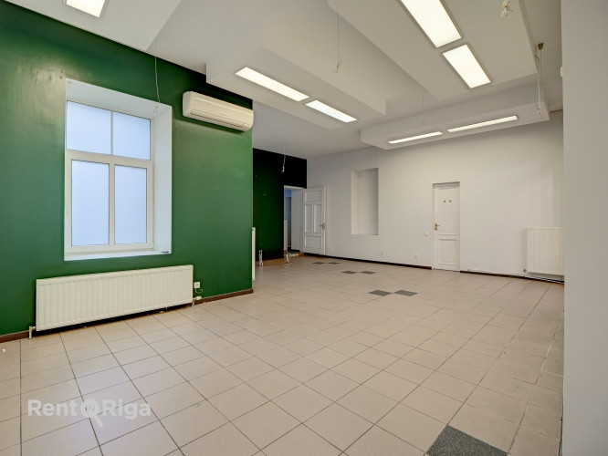 Gaišas telpas divos stāvos ar lieliem skatlogiem.  Iepriekš telpās atradās frizētava. Ir Rīga - foto 13