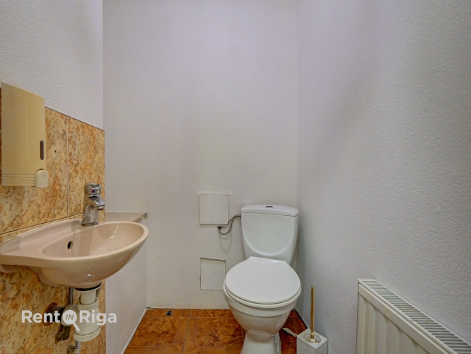 Gaišas telpas divos stāvos ar lieliem skatlogiem.  Iepriekš telpās atradās frizētava. Ir Rīga - foto 18