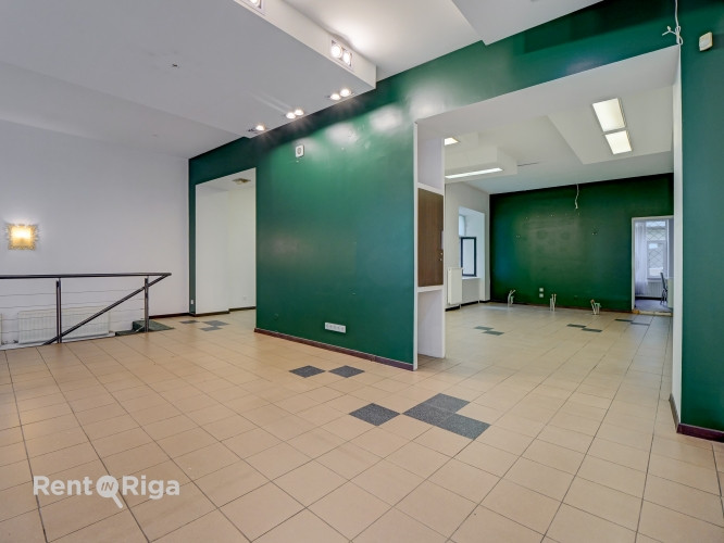 Gaišas telpas divos stāvos ar lieliem skatlogiem.  Iepriekš telpās atradās frizētava. Ir Rīga - foto 12