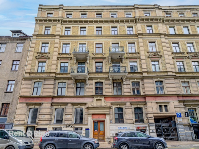 Gaišas telpas divos stāvos ar lieliem skatlogiem.  Iepriekš telpās atradās frizētava. Ir Rīga - foto 11