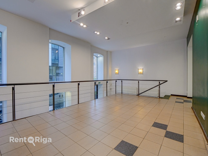 Gaišas telpas divos stāvos ar lieliem skatlogiem.  Iepriekš telpās atradās frizētava. Ir Rīga - foto 10