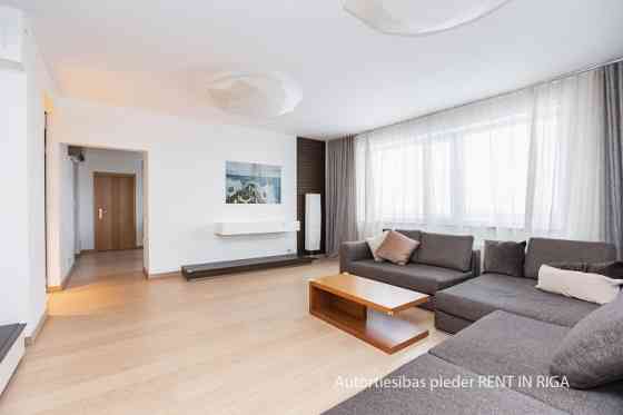 Fantastic apartment for lovers of urban environment, charming view and silence.  The apartment is lo Рига