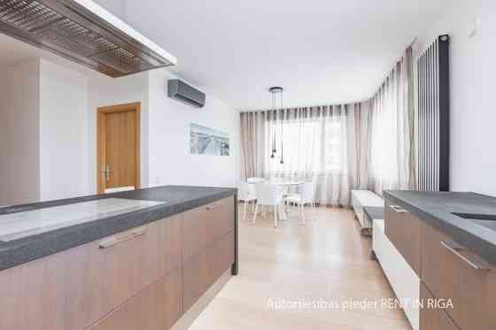 Fantastic apartment for lovers of urban environment, charming view and silence.  The apartment is lo Рига