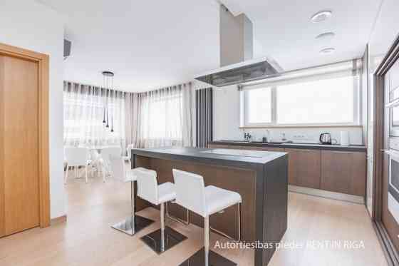 Fantastic apartment for lovers of urban environment, charming view and silence.  The apartment is lo Рига