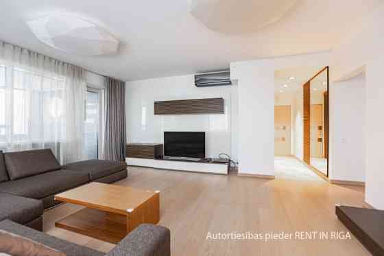Fantastic apartment for lovers of urban environment, charming view and silence.  The apartment is lo Рига