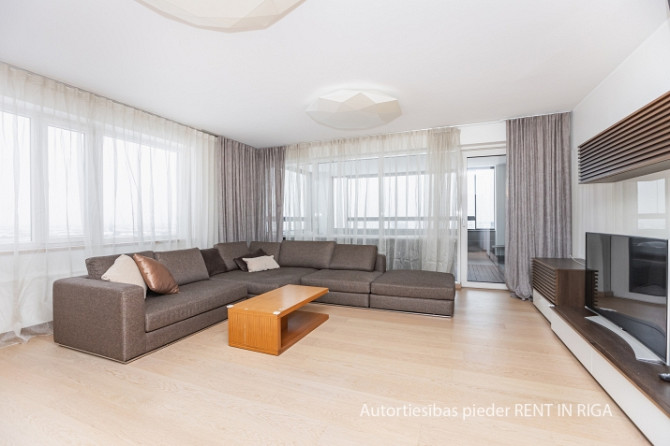 Fantastic apartment for lovers of urban environment, charming view and silence.  The apartment is lo Рига - изображение 1