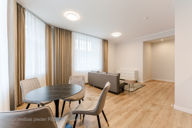 Mēbelēts Studio dzīvoklis Rīgas Centrā  Dzīvoklis ietver dzīvojamo istabu, kas apvienota ar Rīga - foto 5