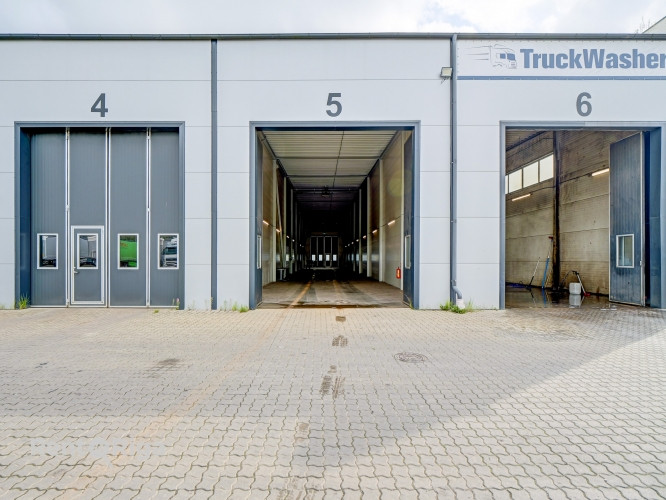 Современные помещения с подъемными воротами с обеих сторон здания.  + Высота Рижский район - изображение 9