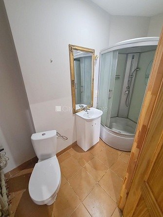 Fasādes māja, ieeja no ielas, kāpņu telpa pēc kosmētiskā remonta, logi vērsti uz ielas Rīga - foto 11