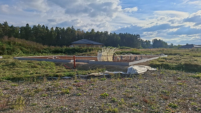 Pārdod 1/2 zemesgabalu jeb 1104 kvm ar vienstāvu dvīņumājas puses projektu (ir būvatļauja) un pamati Рижский район - изображение 8