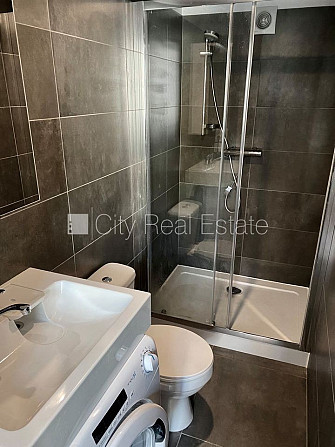 Jaunceltne, slēgts pagalms, ieeja no pagalma, ir lifts, divi balkoni 3 m2, terase 29,20 m2, logi Rīga - foto 17