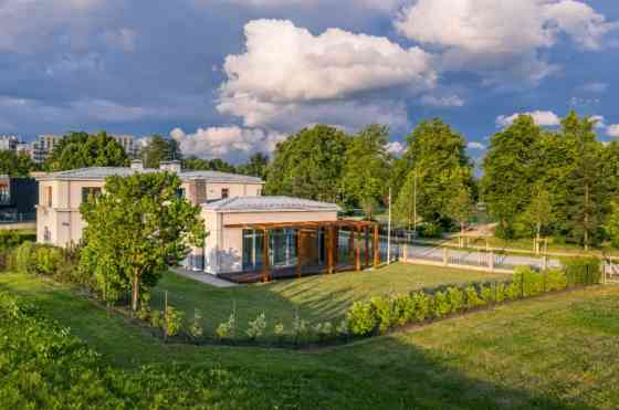 Продается дом с 4 спальнями "Villa Helenia" в проекте "Mežaparks Residence" - улица Кеlnes 8. Rīga