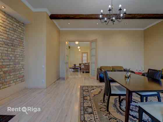Продаётся квартира в активном центре Риги  рядом с театром Dailes.  Предлагается Rīga
