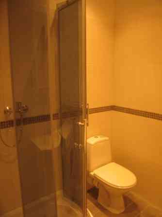 Tiek izīrēts dzīvoklis centrā, dzīvoklis sastāv no 2 istabām, viena ir caurstaigājama otra ir slēgta Rīga