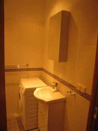 Tiek izīrēts dzīvoklis centrā, dzīvoklis sastāv no 2 istabām, viena ir caurstaigājama otra ir slēgta Rīga