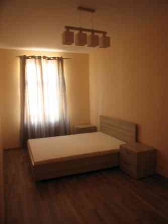 Tiek izīrēts dzīvoklis centrā, dzīvoklis sastāv no 2 istabām, viena ir caurstaigājama otra ir slēgta Rīga